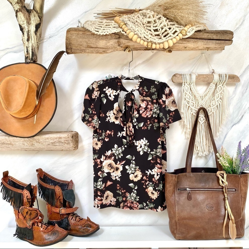 Super sweet floral gardenia Boho blouse w front bow & puff sleeves